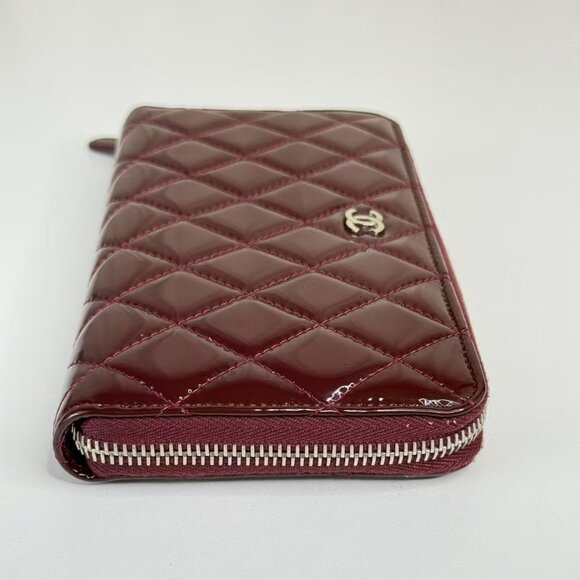 Chanel Burgundy Patent Leather Wallet with Classic Quilted Design - Picture 5 of 11